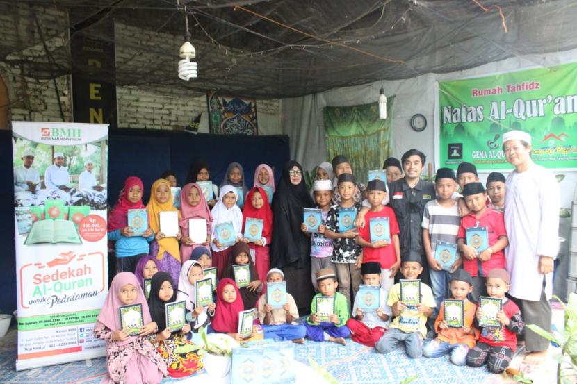 BMH menyalurkan bantuan Alquran dan buku Iqro ke Rumah Tahfidz Nafas Quran di Deli Serdang, Sumut.
