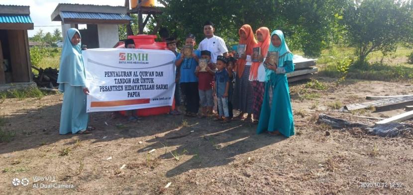 BMH menyalurkan bantuan Alquran dan tandon air ke Pesantren Hidayatullah Bonggo di Kampung Tetom Jaya, Kabupaten Sarmi, Papua.