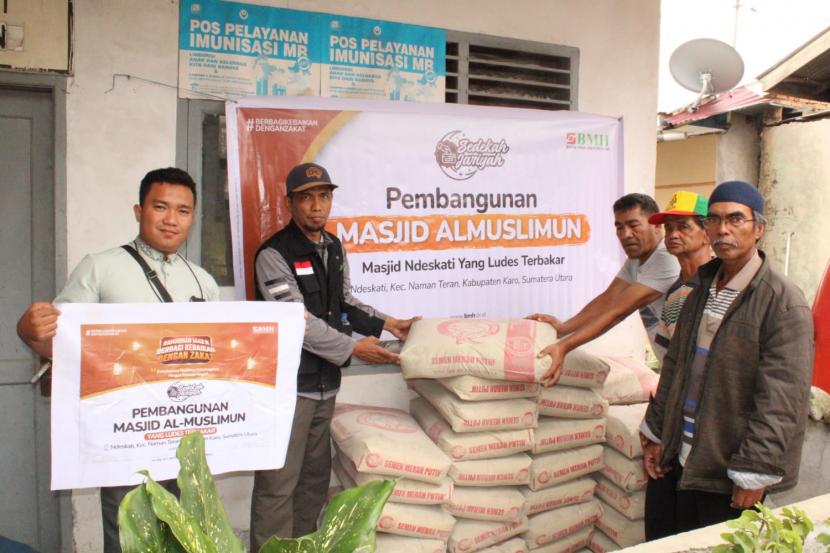 BMH menyalurkan bantuan  bahan bangunan senilai Rp 46 juta ke Masjid Al Muslimun Ndaskati Tanah Karo, Sumatera Utara, Selasa (24/5).