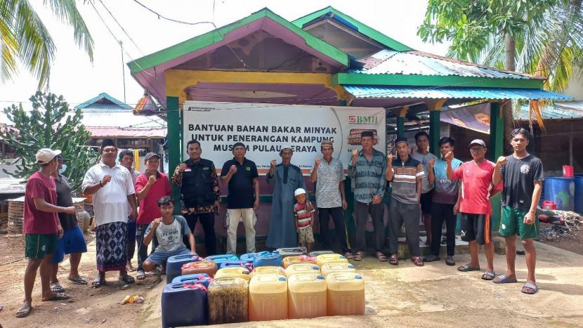 BMH menyalurkan bantuan BBM untuk keperluan penerangan listrik kepada masyarakat Pulau Seraya, Kepulauan Riau.