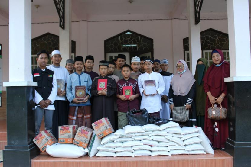 BMH menyalurkan bantuan beras dan mushaf Alquran kepada santri tahfidz pondok yang berada di Sari Rejo Medan Polonia,  Kota Medan,  Sumatera Utara, Jumat (21/1).