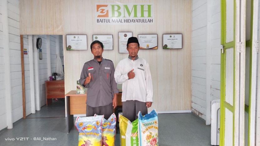BMH menyalurkan bantuan beras kepada Pesantren Al-Ikhlas Hidayatullah Tana Tidung, Kalimantan Utara, Senin (6/2/2023).