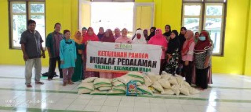 BMH menyalurkan bantuan beras untuk mualaf di pedalaman Malinau, Kalimantan Utara.