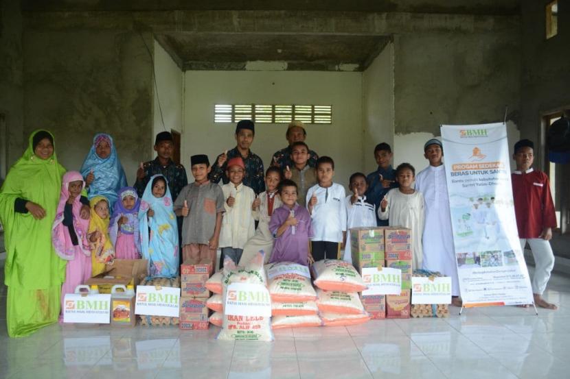 BMH menyalurkan bantuan beras untuk santri Pondok Pesantren Hidayatullah Savanajaya di Pulau Buru, Maluku, Ahad (20/2).