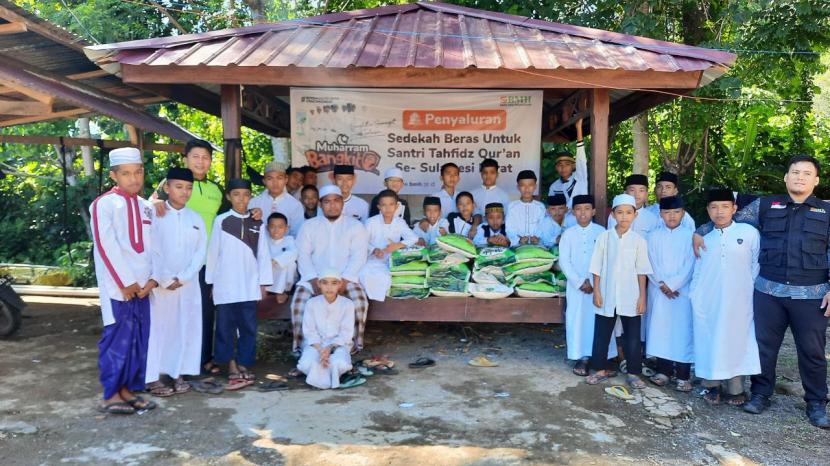 BMH menyalurkan bantuan dua  ton sembako t ke dua pesantren di Mamuju, Sulawesi Barat.