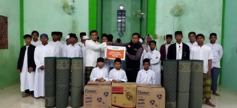 BMH menyalurkan bantuan karpet dan kipas angin untuk masjid dan makanan untuk buka puasa bersama santri ke Pesantren Manarussalam, Kota Cirebon, Senin (14/2).