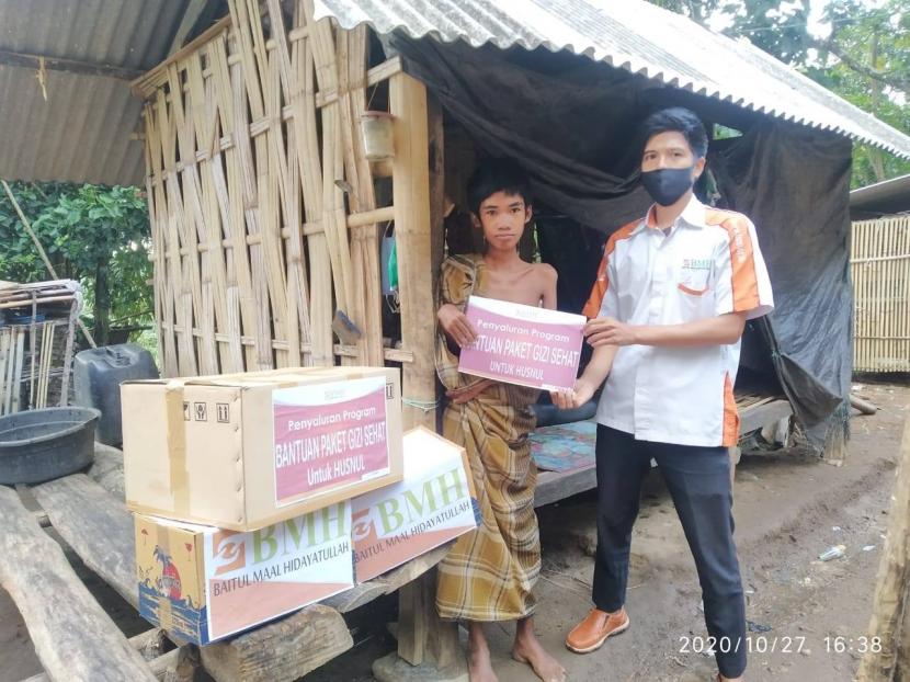 BMH menyalurkan bantuan kepada Husnul, seorang remaja yang tinggal di pelosok Nusa Tenggara Barat (NTB) dan sejak dua tahun lalu diuji Allah berupa penyakit.