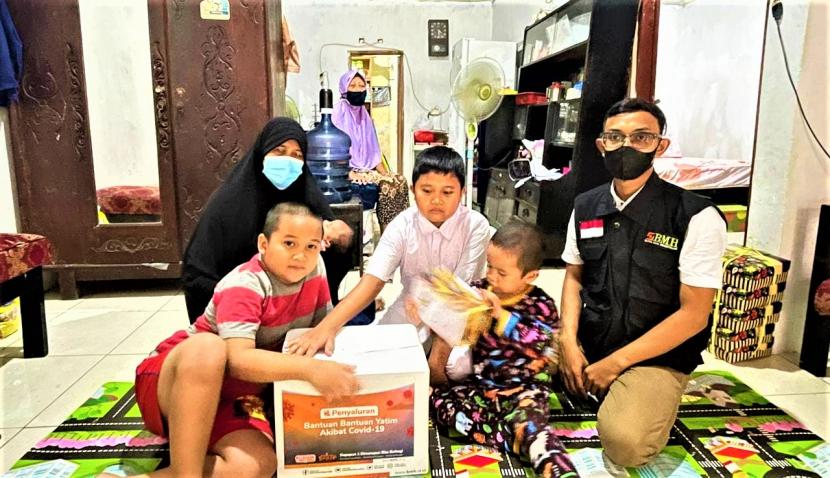 BMH menyalurkan bantuan kepada keluarga yatim akibat Covid-19 di Jakarta, Jumat (13/8).