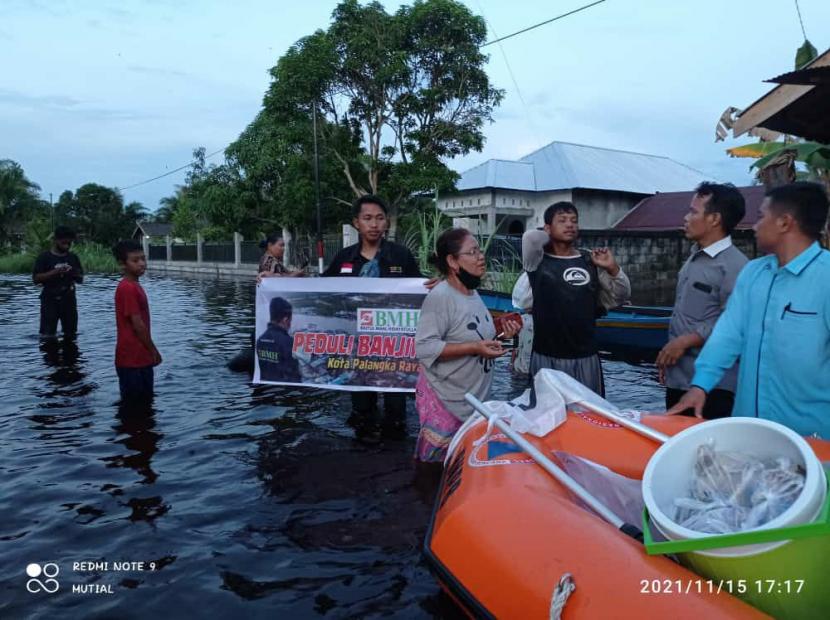 BMH menyalurkan bantuan kepada  korban banjir Palangka Raya, Kalimantan Tengah.