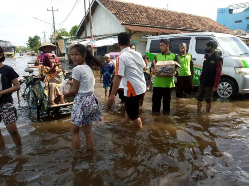 BMH menyalurkan bantuan kepada korban banjir rob Semarang dan Pekalongan, Jawa Tengah.