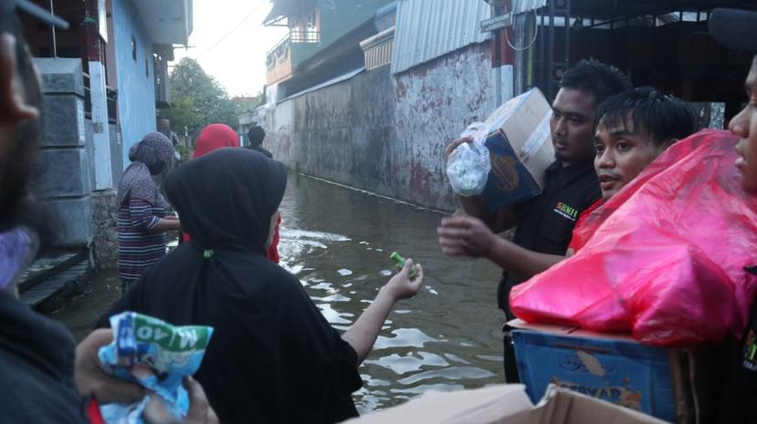 BMH menyalurkan bantuan kepada warga korban banjir di Samarinda, Kalimantan Timur.