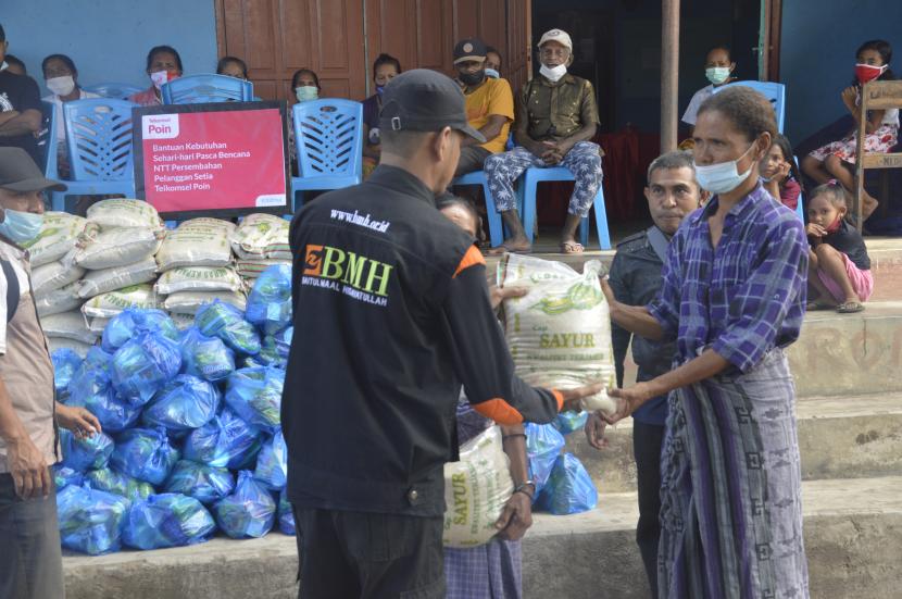 BMH menyalurkan bantuan kepada warga terdampak banjir di Pulau Adonara, Nusa Tenggara Timur (NTT).