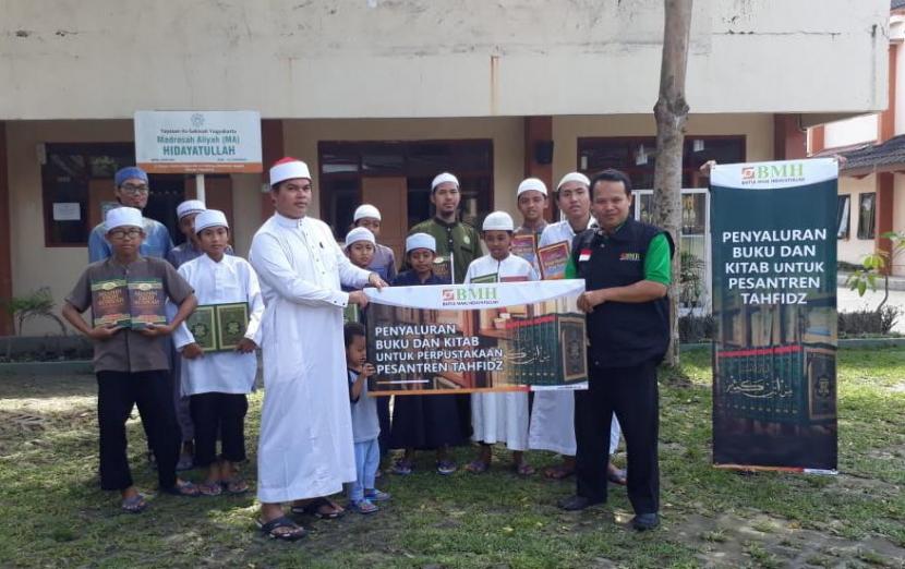 BMH menyalurkan bantuan kitab dan buku ke 10 pesantren di Yogyakarta dan Jawa Tengah.