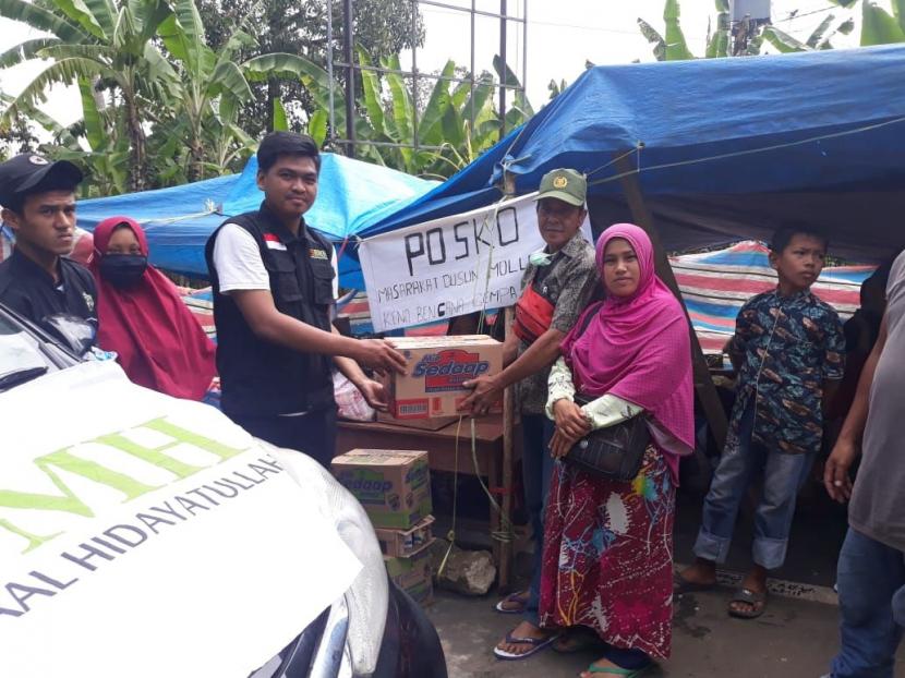 BMH menyalurkan bantuan logistik dan vitamin kepada warga Dusun Mollo, Mamuju, Sulbar, yang sudah enam hari pasca gempa belum menerima bantuan.
