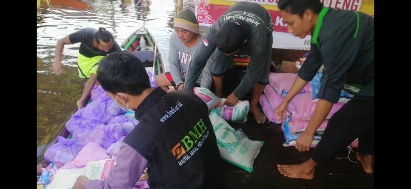 BMH menyalurkan bantuan logistik untuk masyarakat korban banjir di Desa Karuing, Kecamatan Kampang, Kabupaten Katingan, Kalimantan Tengah, Selasa (14/9).