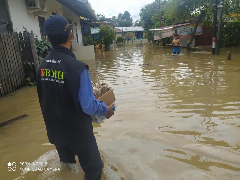 BMH menyalurkan bantuan makanan siap saji kepada warga korban banjir di Balikpapan, Kalimantan Timur, Rabu (16/3).
