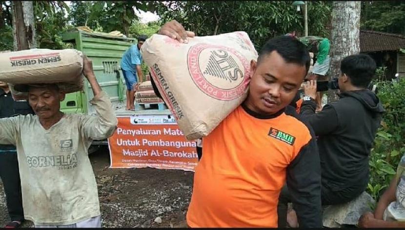 BMH menyalurkan  bantuan material bangunan tahap II untuk pembangunan Masjid Al-Barokah di Dusun Ngasinan, Desa Ngipik, Kecamatan Susukan, Kabupaten Semarang, Jawa Tengah.