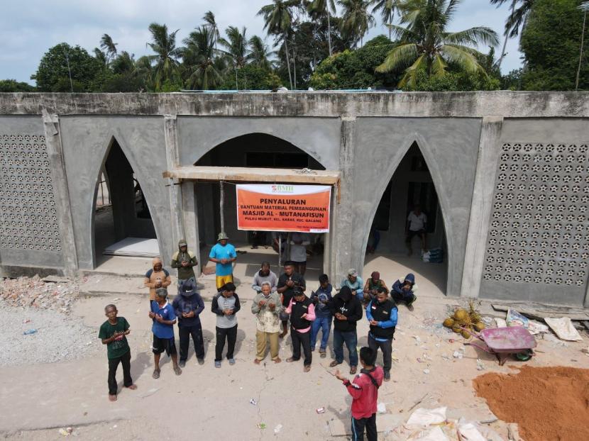 BMH menyalurkan bantuan material pembangunan Masjid  Al-Mutanafisun di Pulau Mubut, Batam.