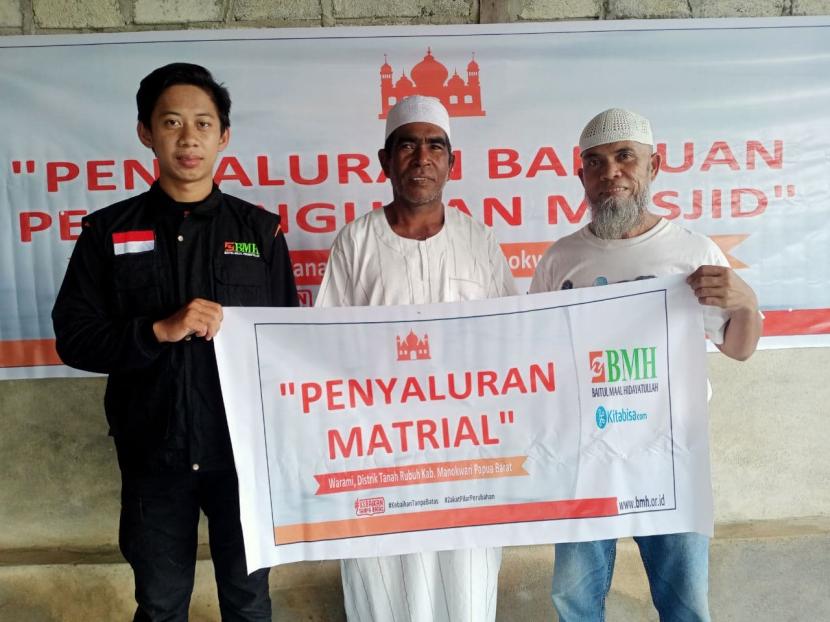 BMH menyalurkan bantuan material untuk pembangunan Masjid Ar-Rahman yang berlokasi di Kampung Warami, Kecamatan Tanah Rubuh, Kabupaten Manokwari Barat, Papua, Ahad (19/9).