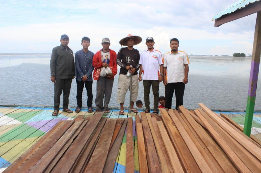 BMH menyalurkan  bantuan material untuk pembangunan MCK di Rumah Quran (RQ) Al-Bahri, Pulau Tihi-Tihi, Bontang, Kalimantan Timur (Kaltim), Jumat (19/8/2022).