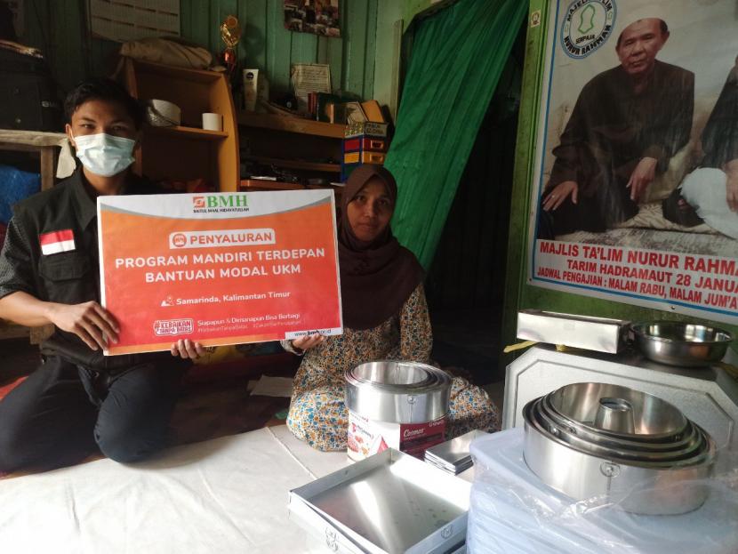 BMH menyalurkan bantuan modal usaha kue kepada Ibu Etty Kusmiyanti, di Jalan  Grilya, Gang Tunggal, Samarinda.