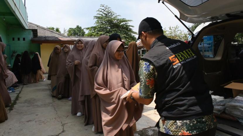 BMH menyalurkan bantuan mukena kepada santriwati Pesantren Al-Firdaus Tangerang Selatan, Banten.