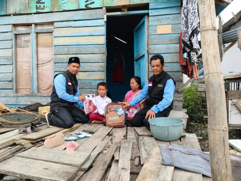 BMH menyalurkan bantuan paket pendidikan kepada anak-anak yatim dan dhuafa siswa SDN 003 Desa Paser Mayang, Kecamatan Kuaro, Kabupaten Paser, Kalimantan Timur, Kamis (10/3).