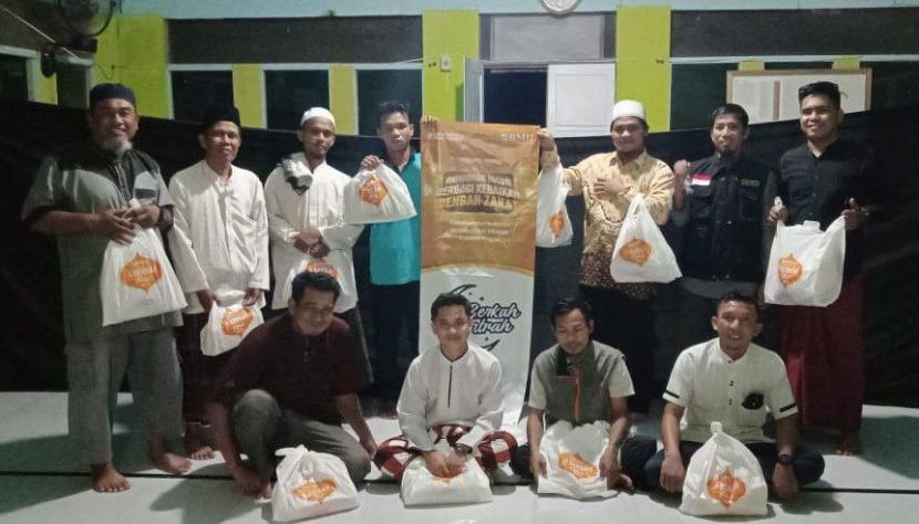 BMH menyalurkan bantuan  peralatan ibadah untuk 556 santri yatim-dhuafa Pesantren Hidayatullah Kaur, Kabupaten Kaur, Bengkulu, Kamis (28/4).