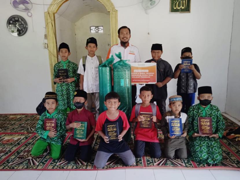  BMH menyalurkan bantuan perlengkapan untuk Mushala NUrul Iman dan TPQ Raudhatul Jannah, di Muara Kaman, Kutai Kartanegara (Kukar), Kamis (31/3).