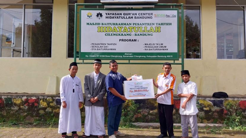 BMH menyalurkan  bantuan renovasi Masjid Baiturrahman di Cilengkrang Kabupaten Bandung, Senin  (4/7).