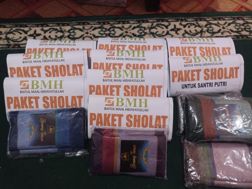 BMH menyalurkan bantuan sebanyak 16 paket shalat untuk santri tahfidz putri Luqmanul Hakim Malinau, Kalimantan Utara (Kaltara), Kamis (1/9/2022).