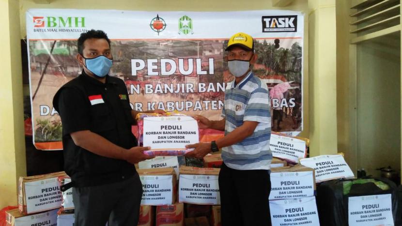 BMH menyalurkan bantuan sembako dan kebutuhan lainnya kepada korban banjir di Kecamatan Anambas, Kepulauan Riau.