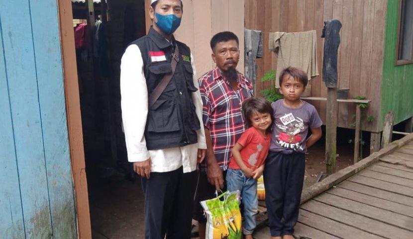  BMH menyalurkan bantuan sembako kepada masyarakat dhuafa dan mualaf di Tana Tidung, Kalimamtan Utara (Kaltara), Kamis (16/6).