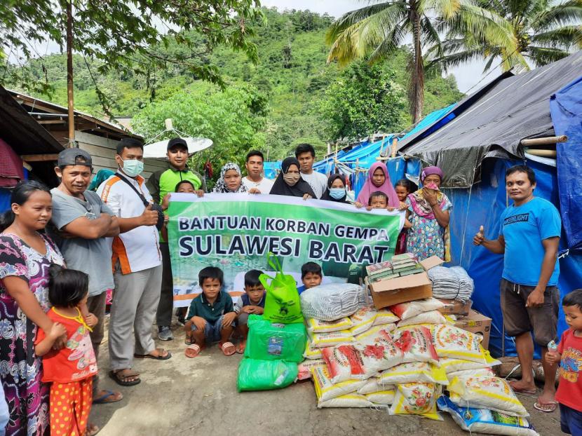 BMH menyalurkan bantuan sembako, pakaian ibadah dan bayi untuk pengungsi gempa Mamuju di Desa Taan, Kecamatan Tapalang.