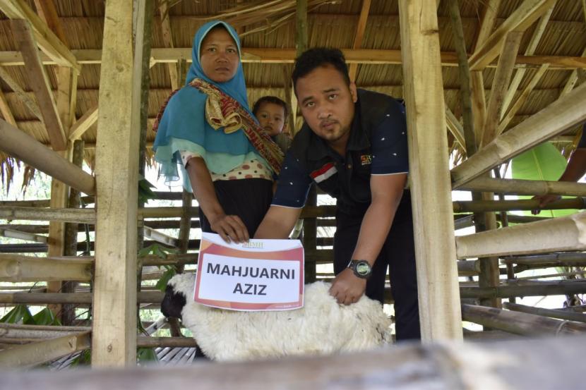 BMH menyalurkan bantuan ternak kambing kepada mualaf Baduy, Banten.