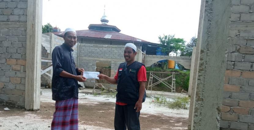 BMH menyalurkan bantuan untuk keperluan  pembangunan Masjid Darul Istiqomah di Pulau Sebatik, Kalimantan Utara.