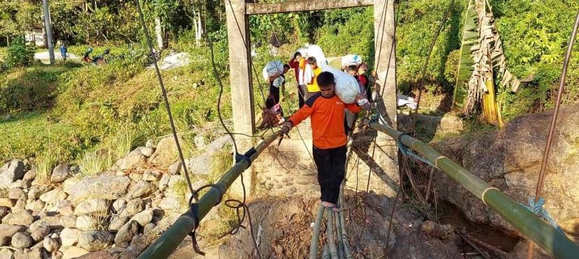 BMH menyalurkan bantuan untuk korban banjir dan longsor di Kabupaten Luwu, Sulawesi Tenggara, Kamis (7/10).