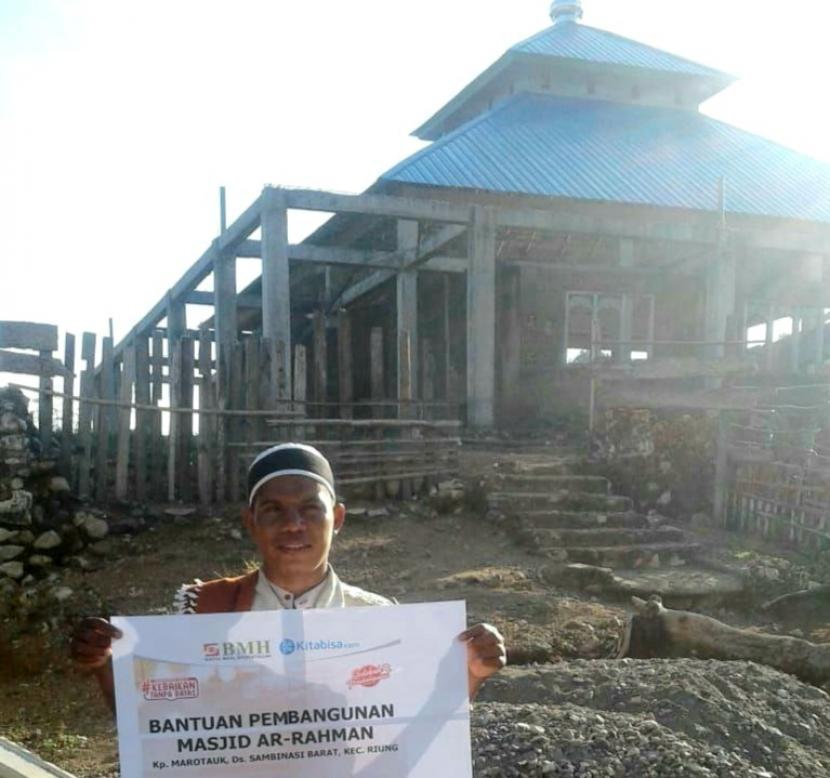 BMH menyalurkan bantuan untuk menyelesaikann pembangunan Masnjid Ar-Rahman di lingkungan masyarakat pedalaman NTT, tepatnya Kampung Marotauk, Desa Sambinasi Barat, Kecamatan Riung, Kab Ngada.