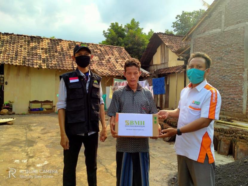 BMH menyalurkan bantuan untuk warga korban kebakaran di Kendal, Jawa Tengah.