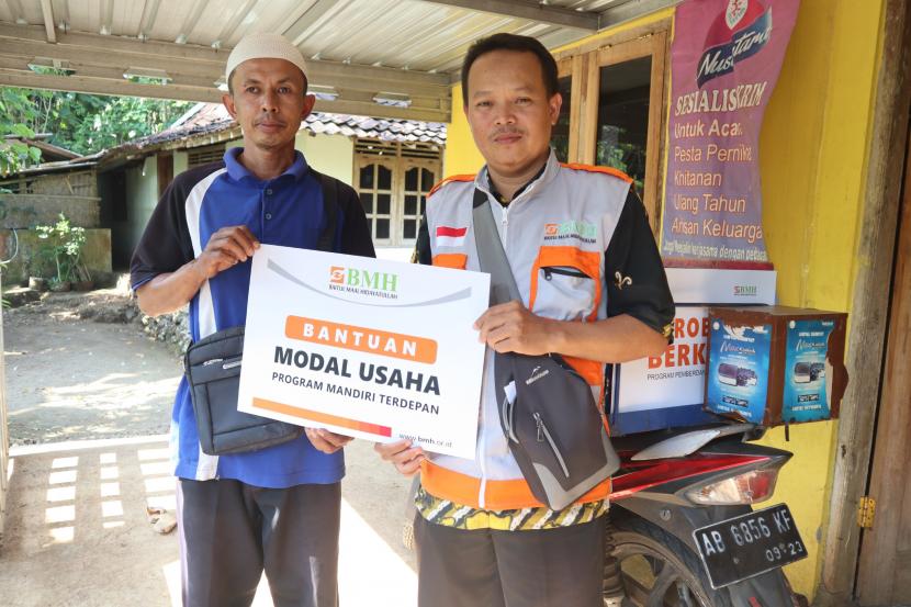 BMH menyalurkan bantuan usaha untuk Zain Musthofa, UMKM  di  Desa Monggo, Saptosari, Gunungkidul, Yogyakarta.
