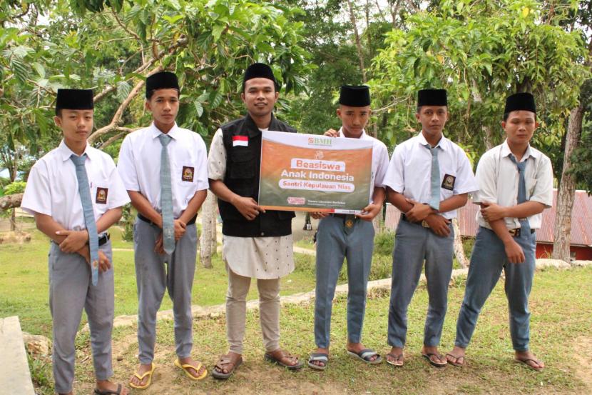 BMH menyalurkan beasiswa kepada 10 santri putra dan putri di Kepulauan Nias, Sumatera Utara, Rabu  (2/2).