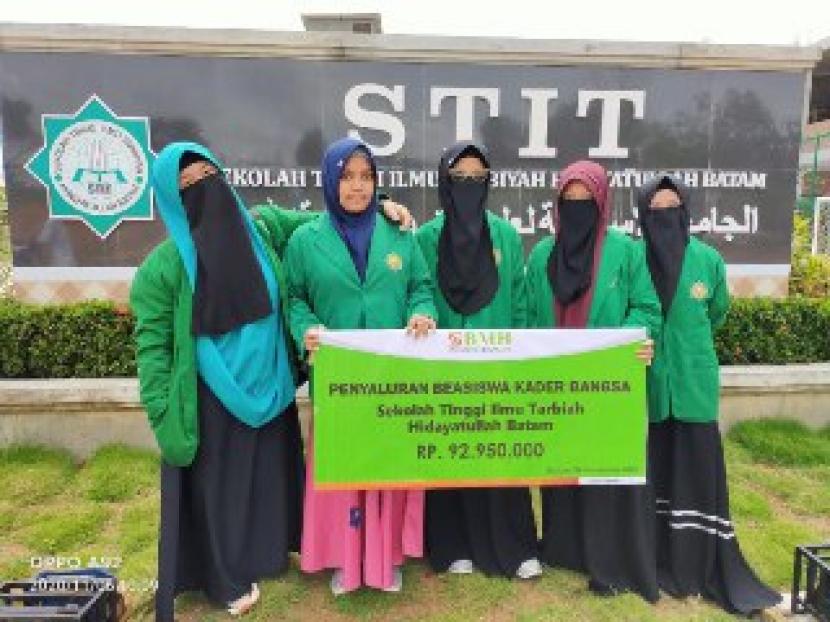 BMH menyalurkan beasiswa kepada mahaisiswa STIT Batam.