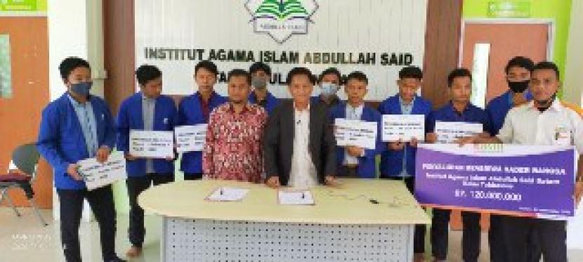 BMH menyalurkan beasiswa kepada mahasiwa dan mahasiswi Institut Agama Islam Abdulah Said Batam.