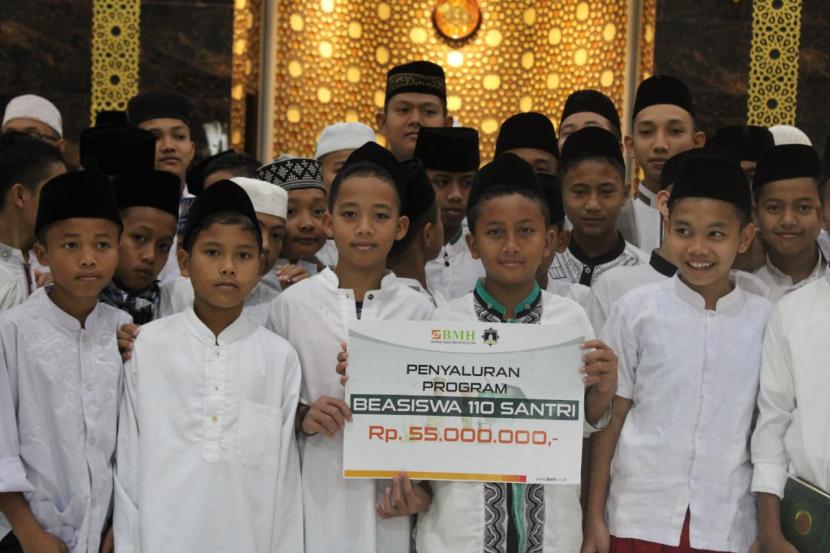 BMH menyalurkan beasiswa pendidikan kepada 110 santri Ponpes Hidayatullah di Desa Bandar Labuhan, Kabupaten Deli Serdang, Sumatera Utara. 