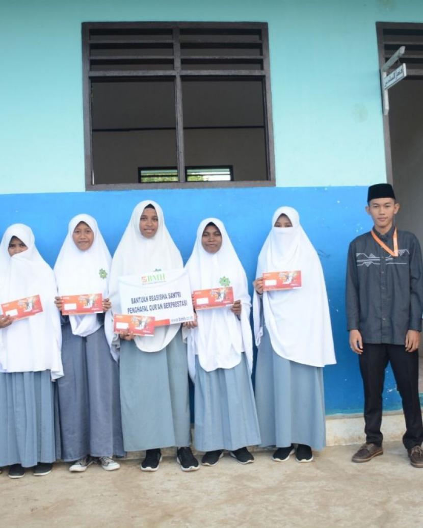 BMH menyalurkan beasiswa untuk para santri penghafal Quran di Pondok Pesantren  Hidayatullah Liang, Dusun Batu Merah, Maluku Tengah.