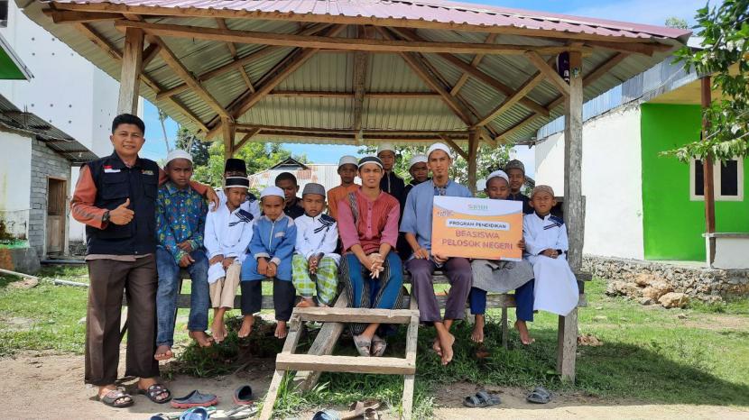 BMH menyalurkan beasiswa untuk santri di Pesantren Bambaira, Ar-Rahmah dan Bulobunggu, Sulawesi Barat.