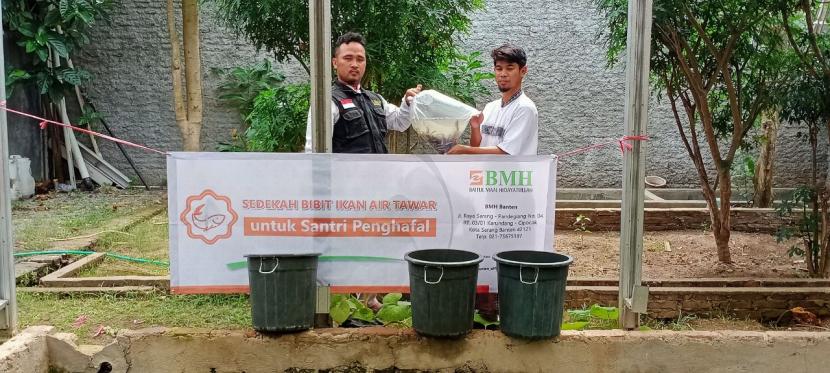 BMH menyalurkan benih ikan  nila sebanyak 5.000 ekor untuk program :Pesantren Berdaya di Banten.