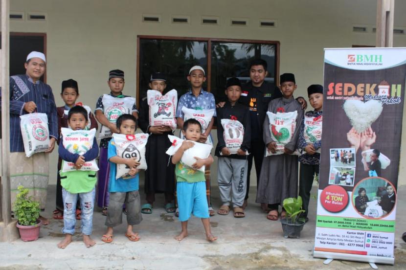 BMH menyalurkan beras ke Pesanten Darul Istiqomah Mandailing Natal, Sumatera Utara.