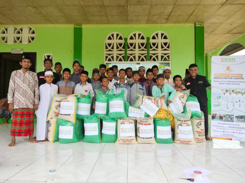 BMH menyalurkan beras  ke Pesantren Hidayatullah Liang, Maluku Tengah, Sabtu (29/1).