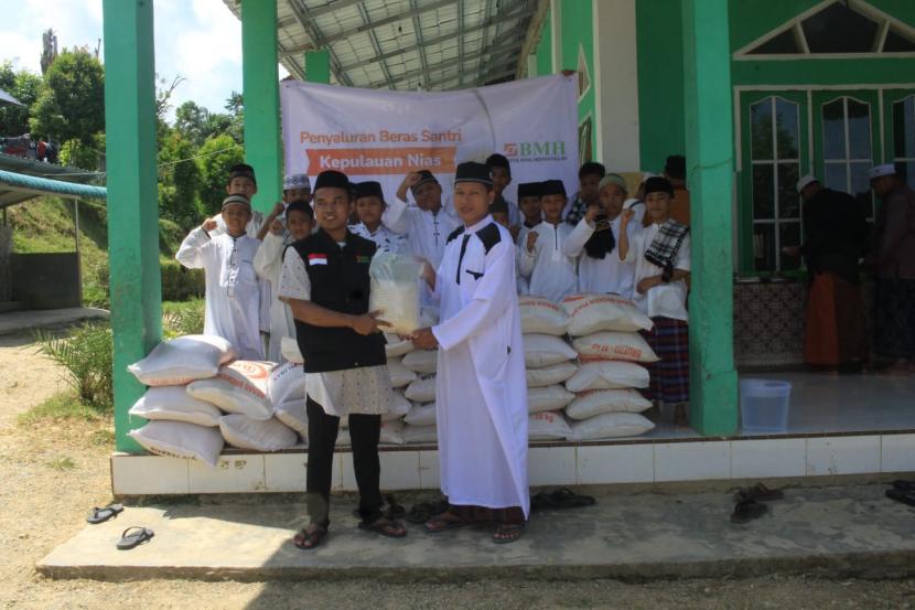 BMH menyalurkan beras ke Pesantren Hidayatullah Nias, Sumatera Utara, Jumat (28/1).